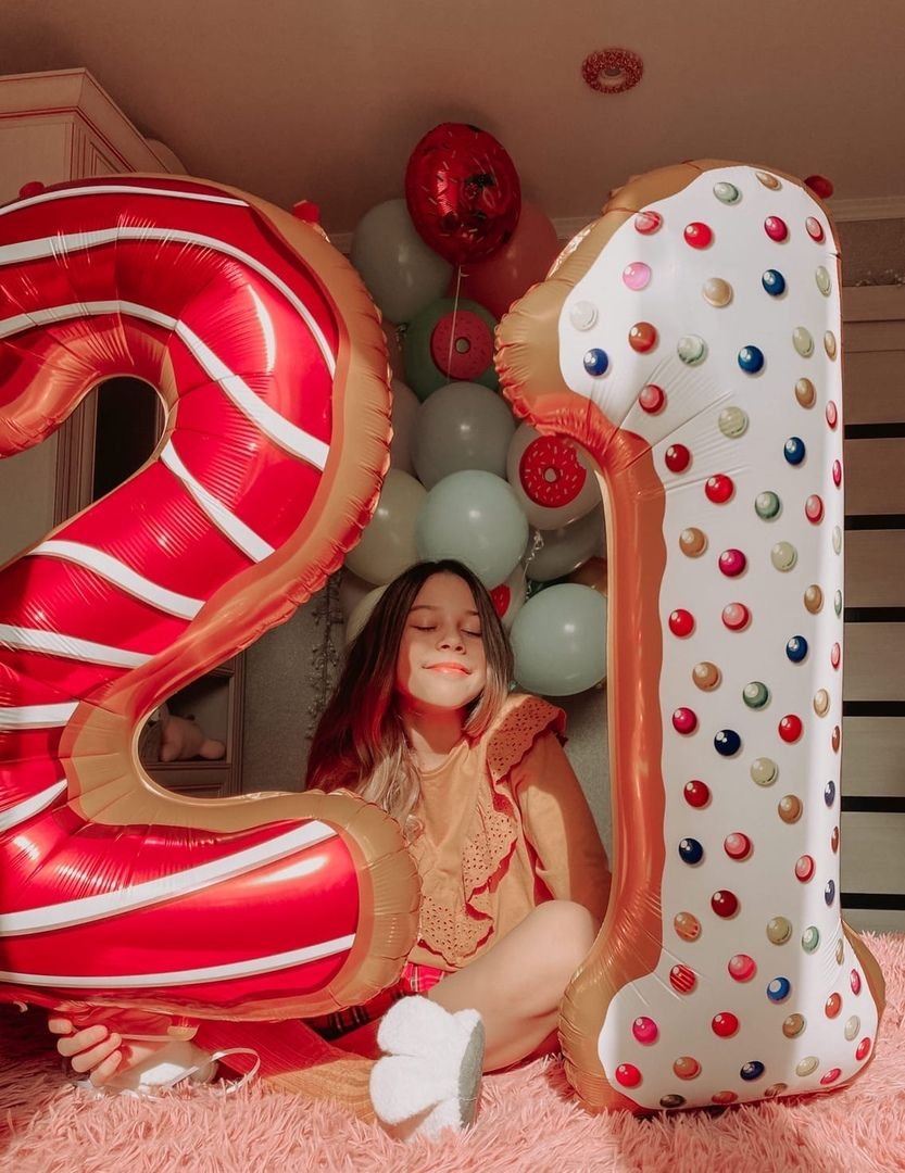 Милана Некрасова с тортом