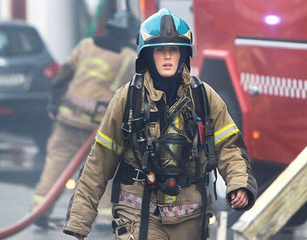 Девушки пожарные
