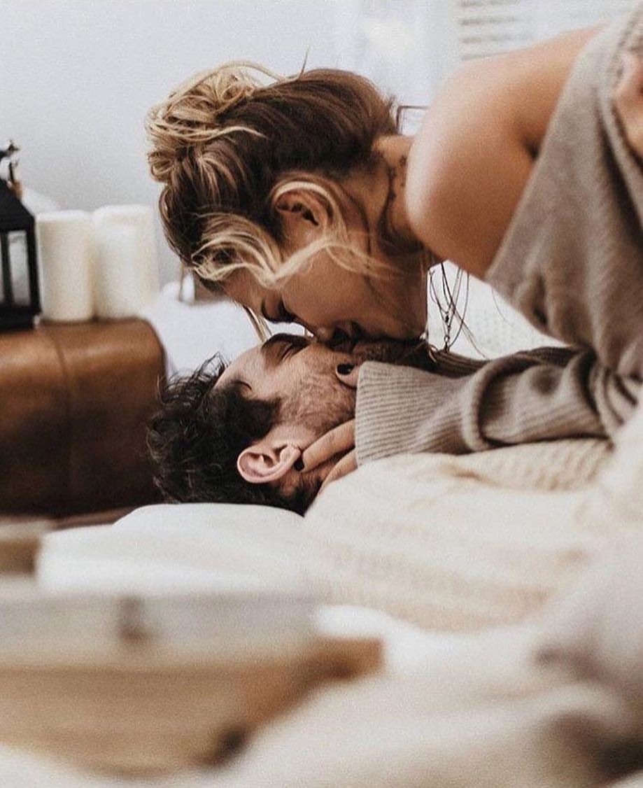 Влюбленные у камина