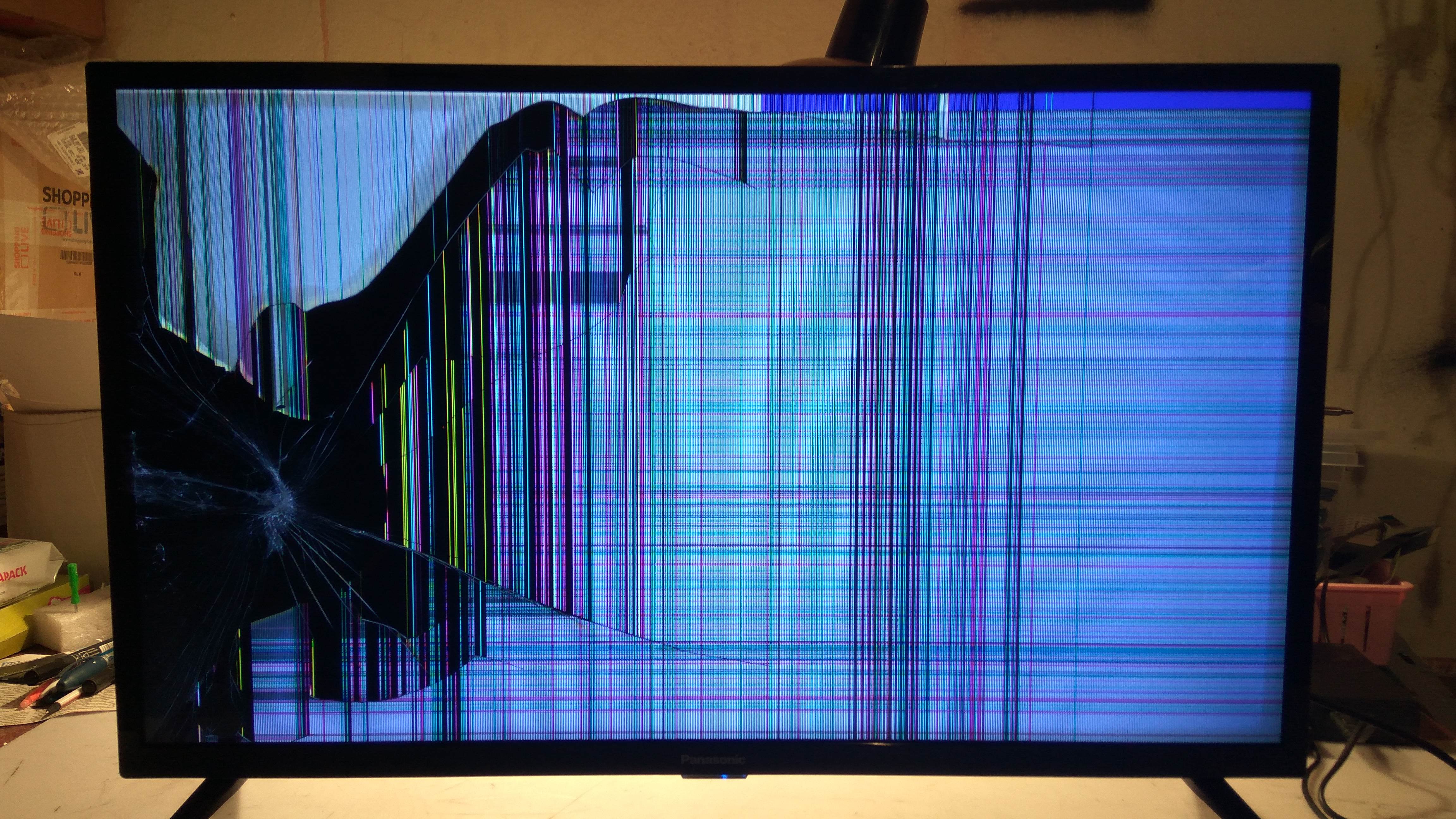 Трещина экрана телевизора. Разбитый монитор самсунг с24. Разбита матрица телевизора Samsung. Телевизор самсунг 43 дюйма с разбитой матрицей. Разбита матрица на телевизоре самсунг.