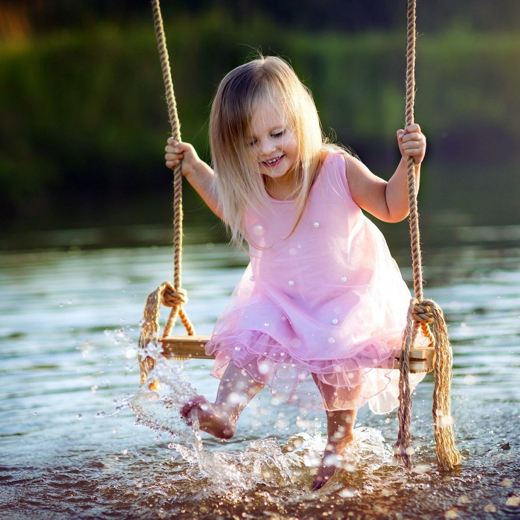 Девочка на качелях