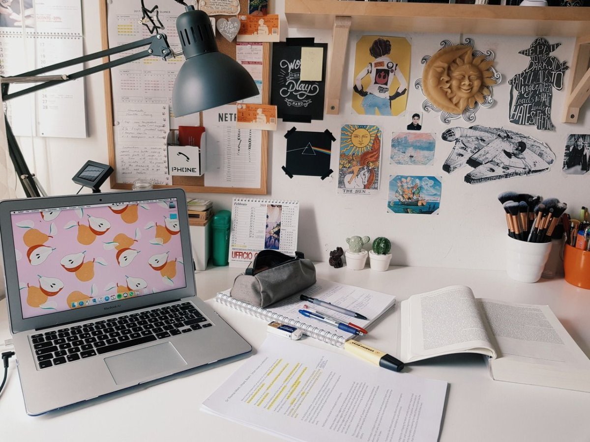 Эстетичный стол для учёбы