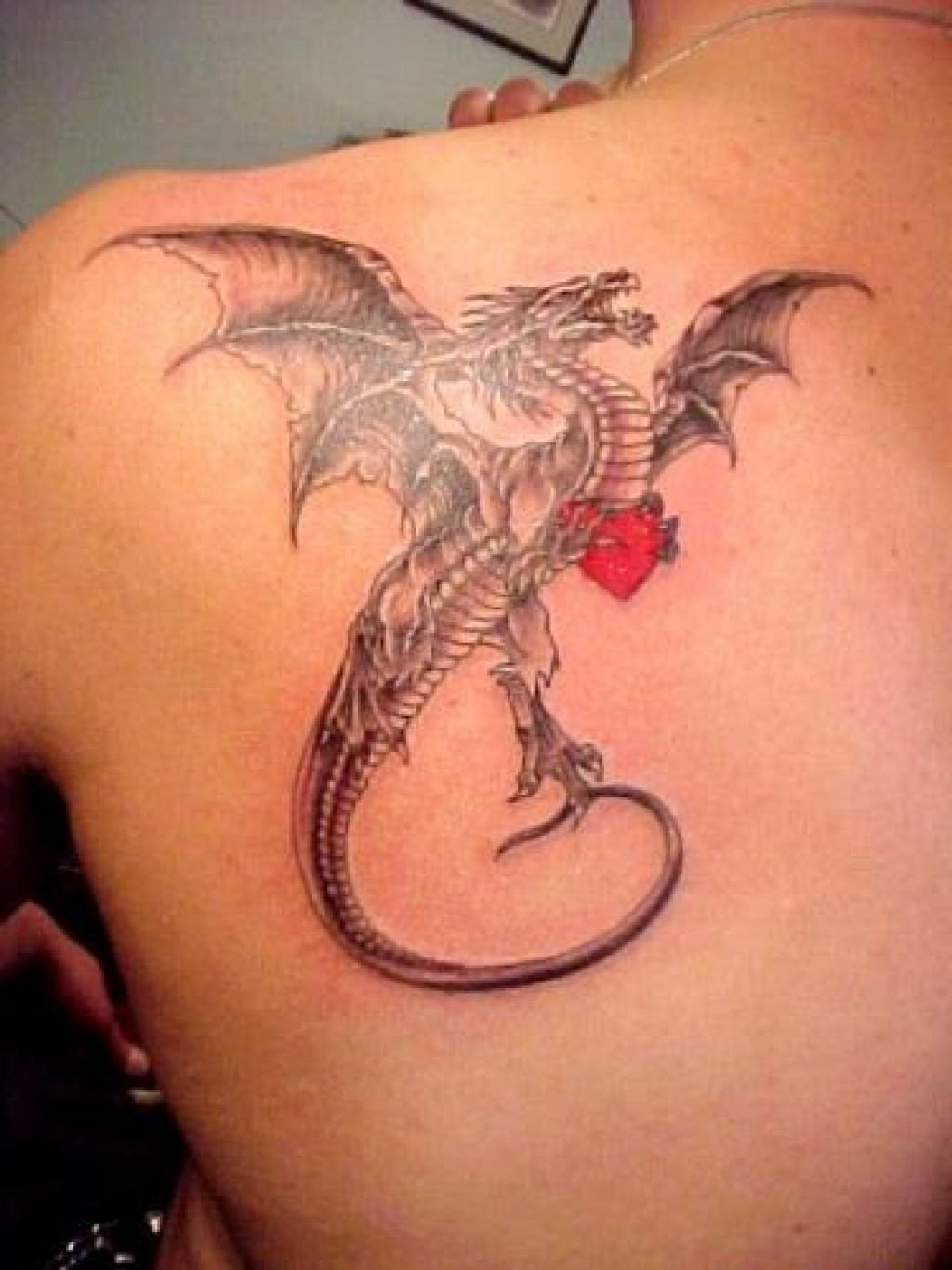 Тату драконов с крыльями для женщин