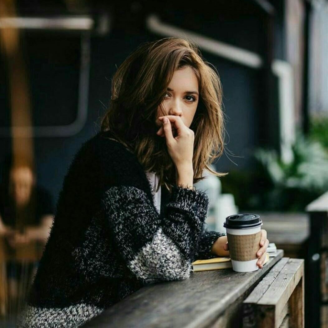 Задумчивая девушка
