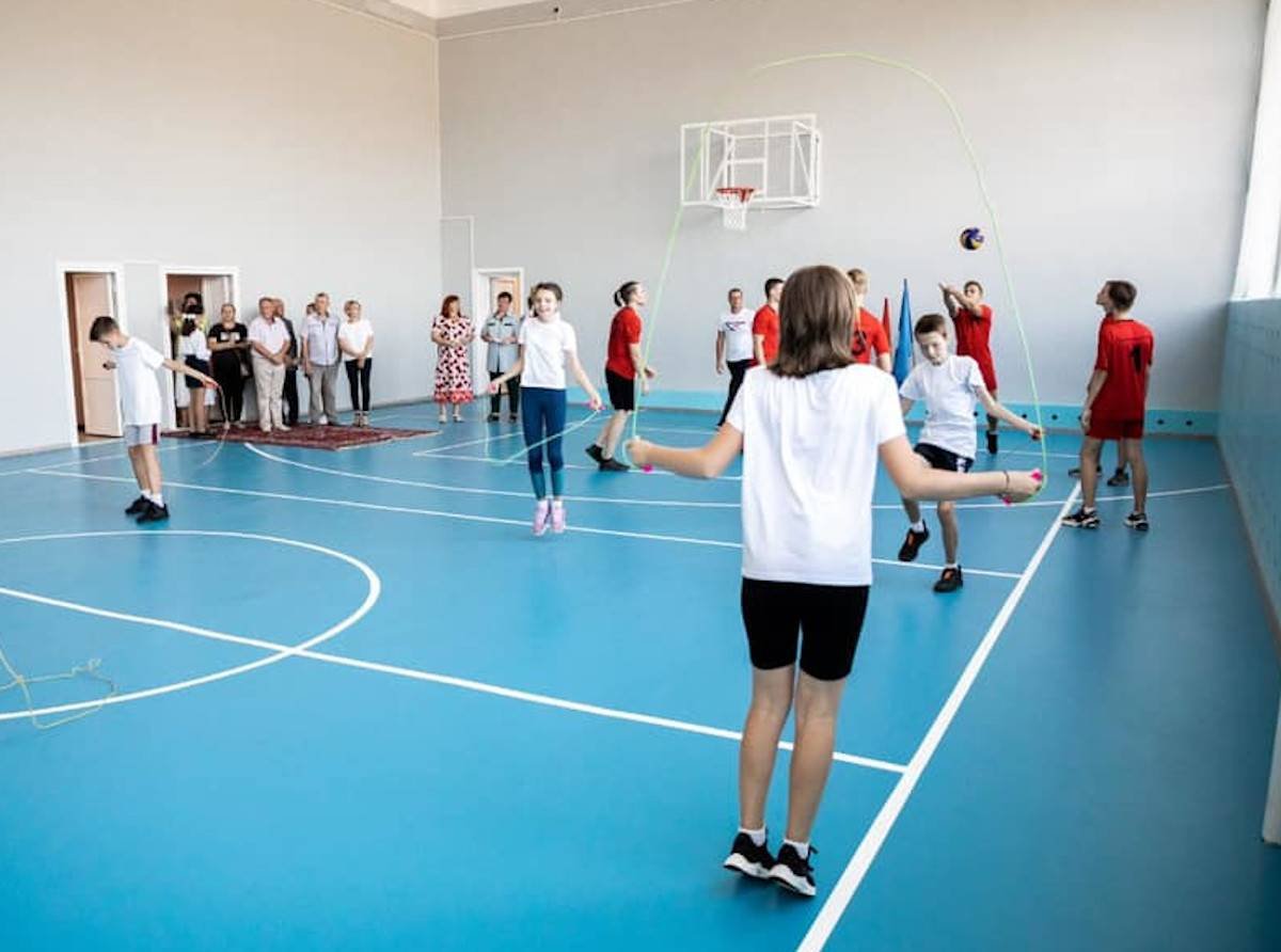 Школьный спортзал с детьми