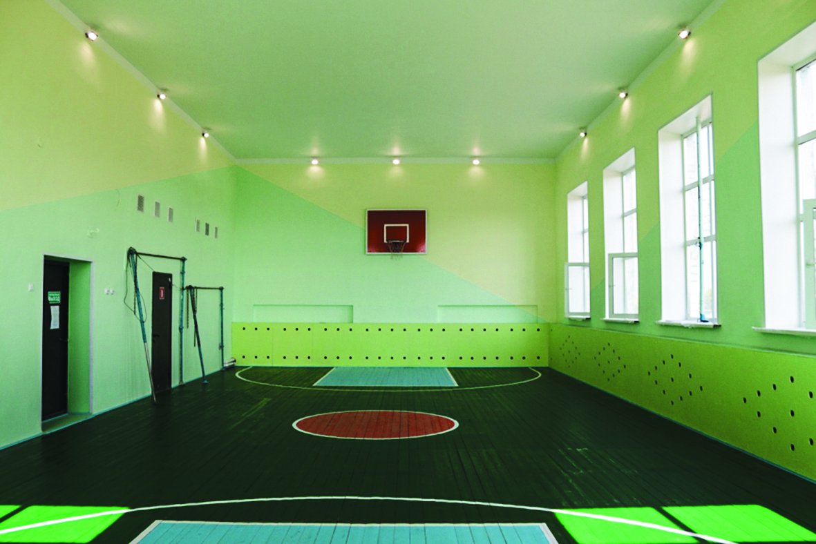 Потолок спортзала в сельской школе