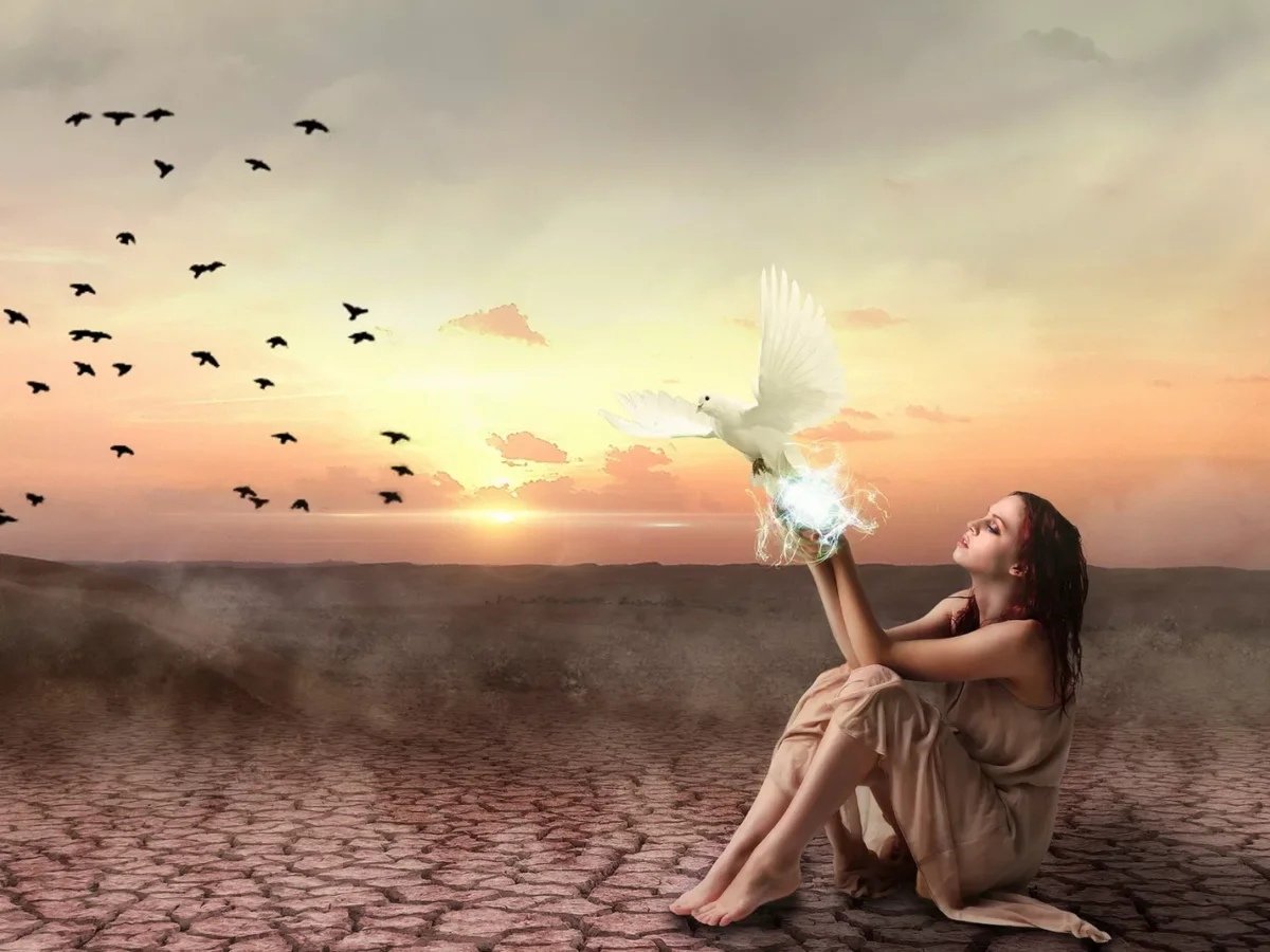 Девушка-птица в полете