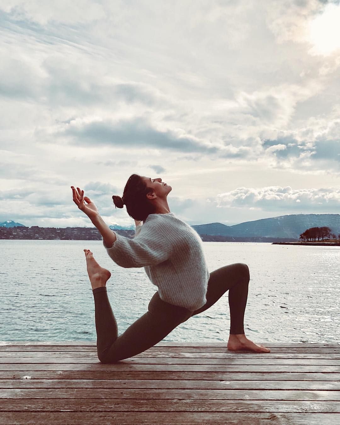 Человек занимается йогой