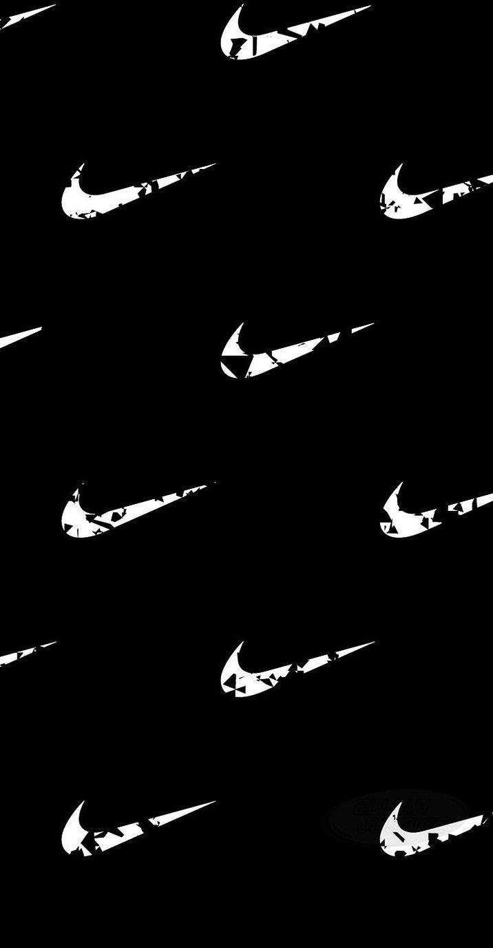 Много Найка на черном фоне