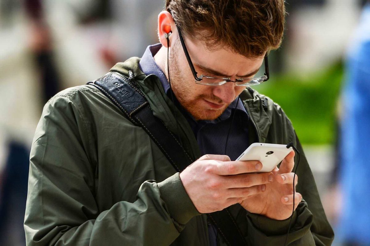 Человек с телефоном