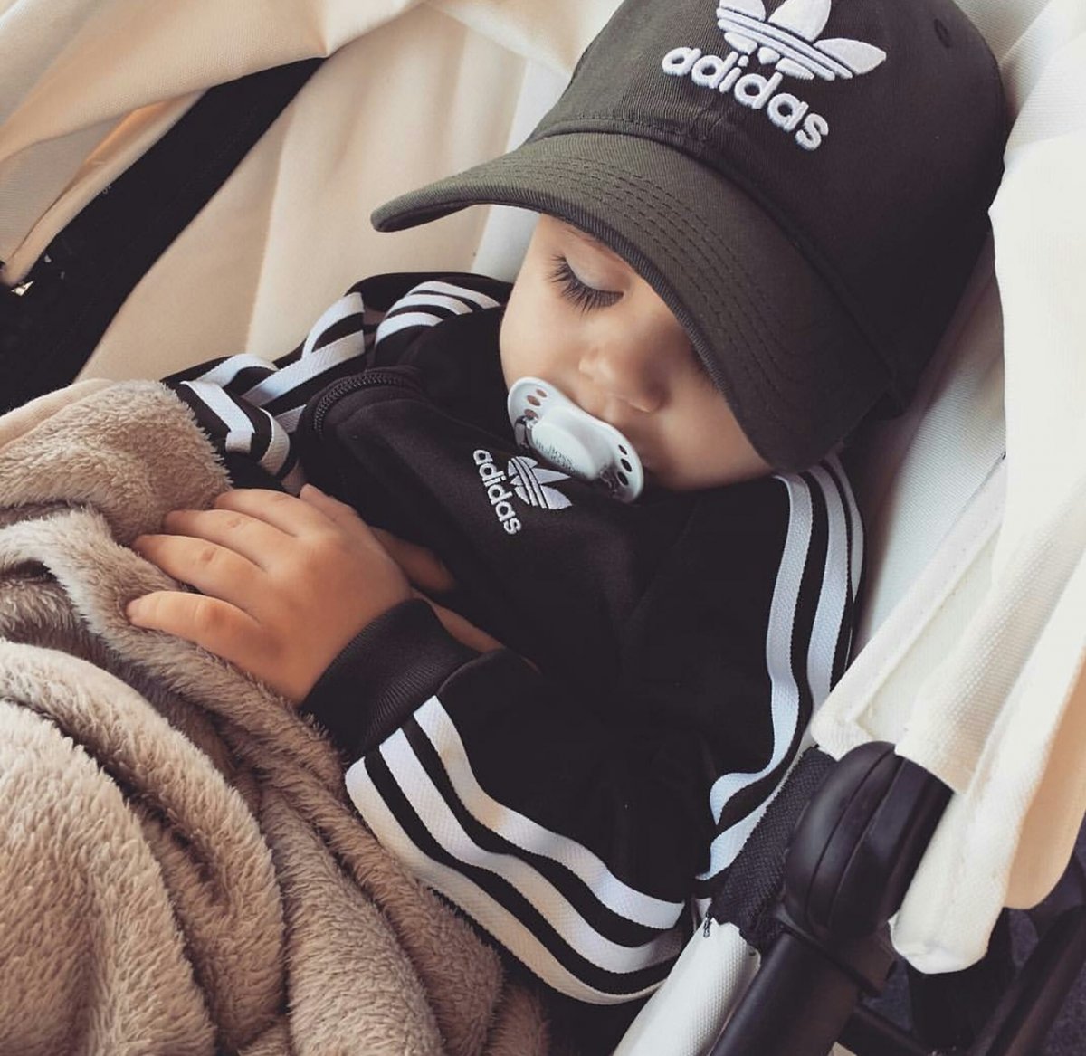 Малыш в адидасе