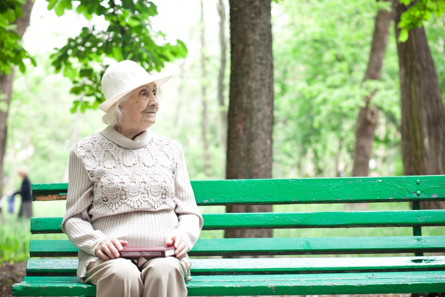 Еще вовсе человек не пожилой. Старушка на скамейке. Бабушки на лавочке. Бабушка на скамейке в парке. Бабушка сидит на скамейке.