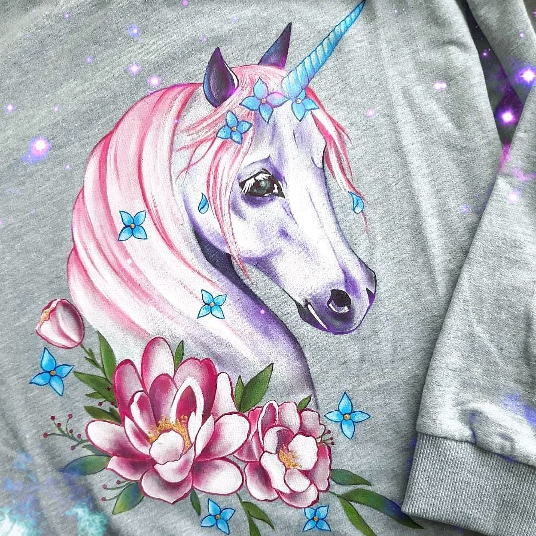 Единорог акрилом