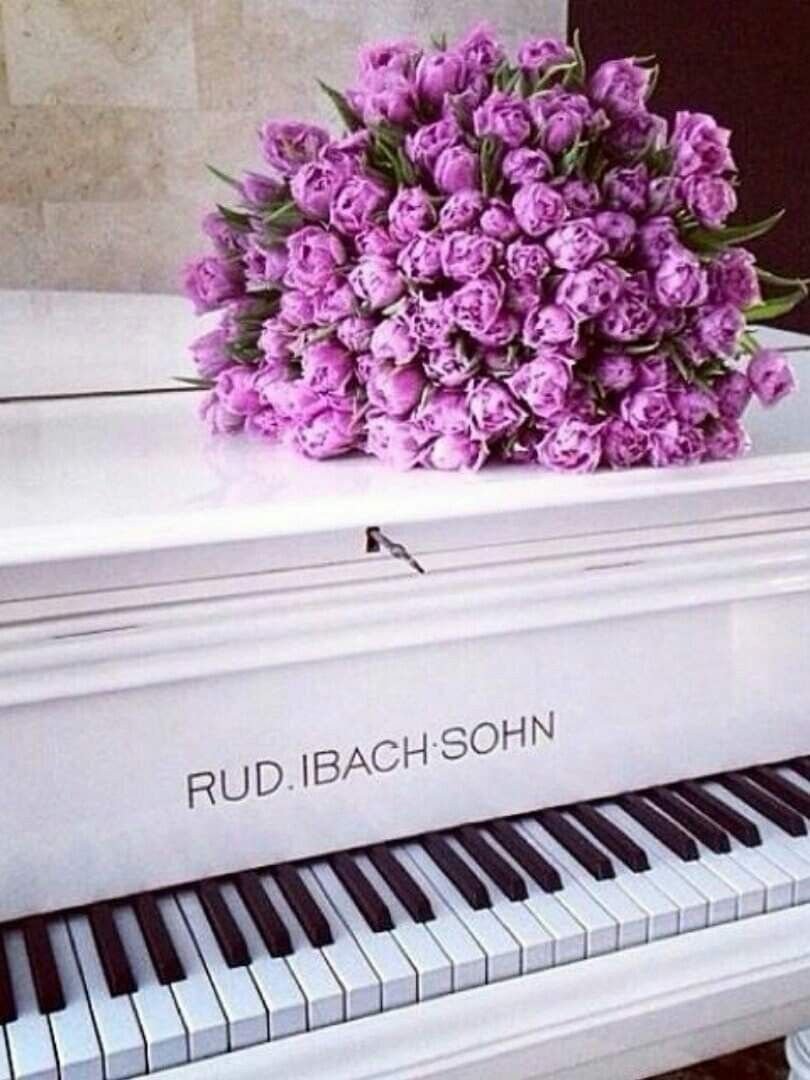 Рояль с цветами