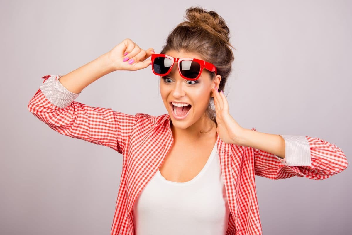 Довольная девушка в очках