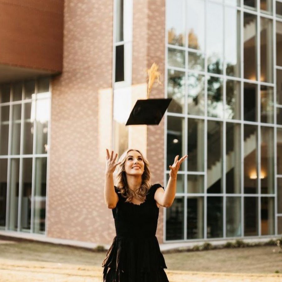 Розовые бабочки с черной окантовкой