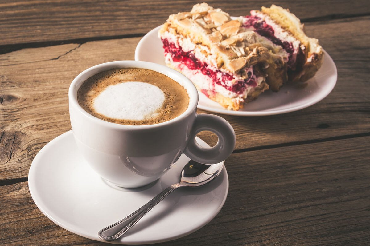 Кофе с пирожными