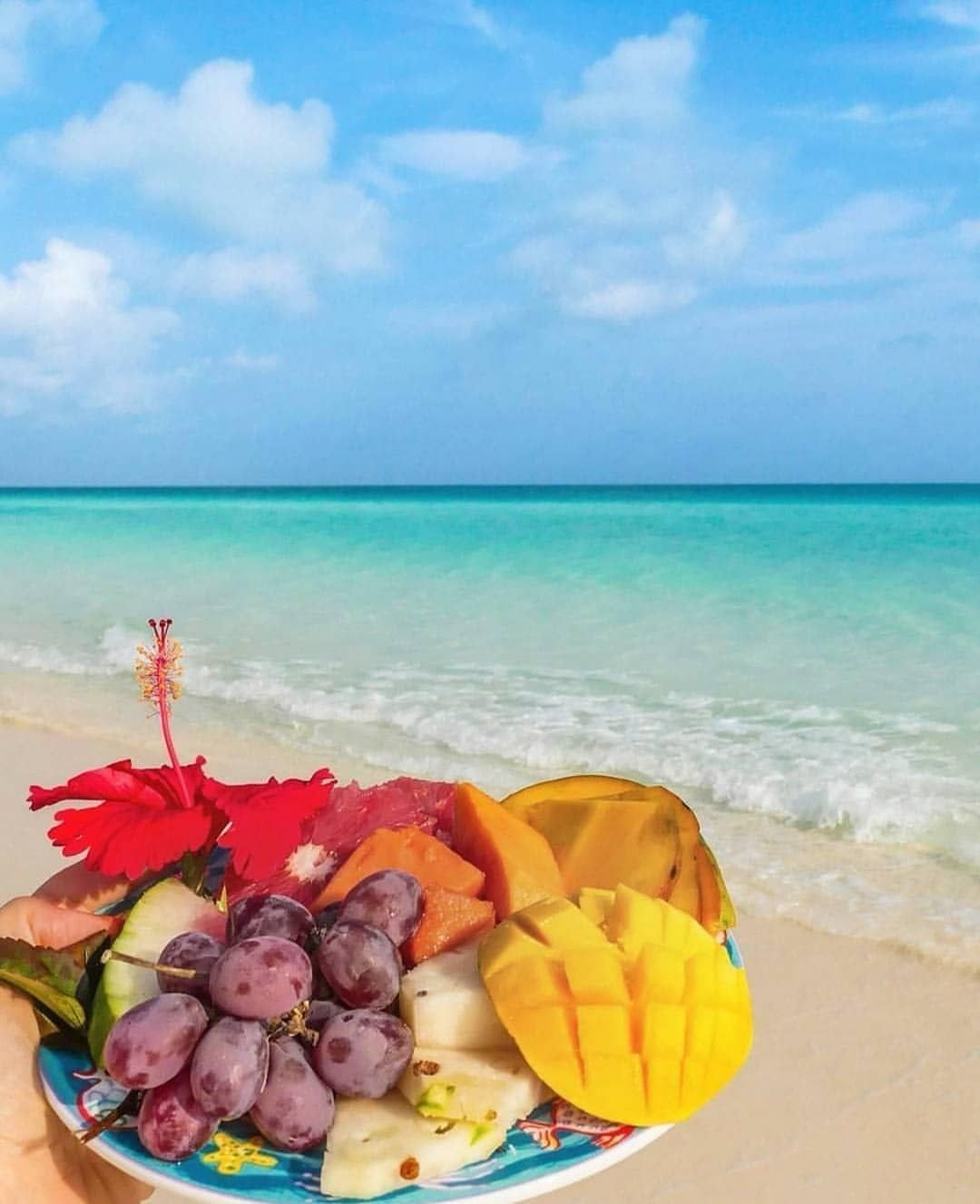 Фрукты на пляже