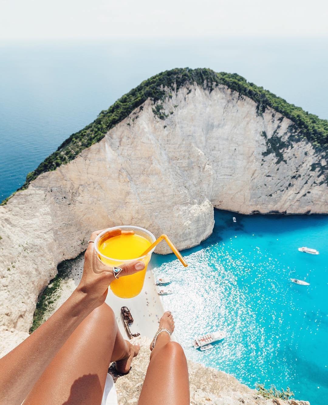 Надпись на песке на море