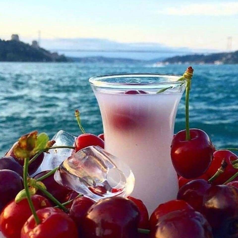 Арбуз на берегу моря