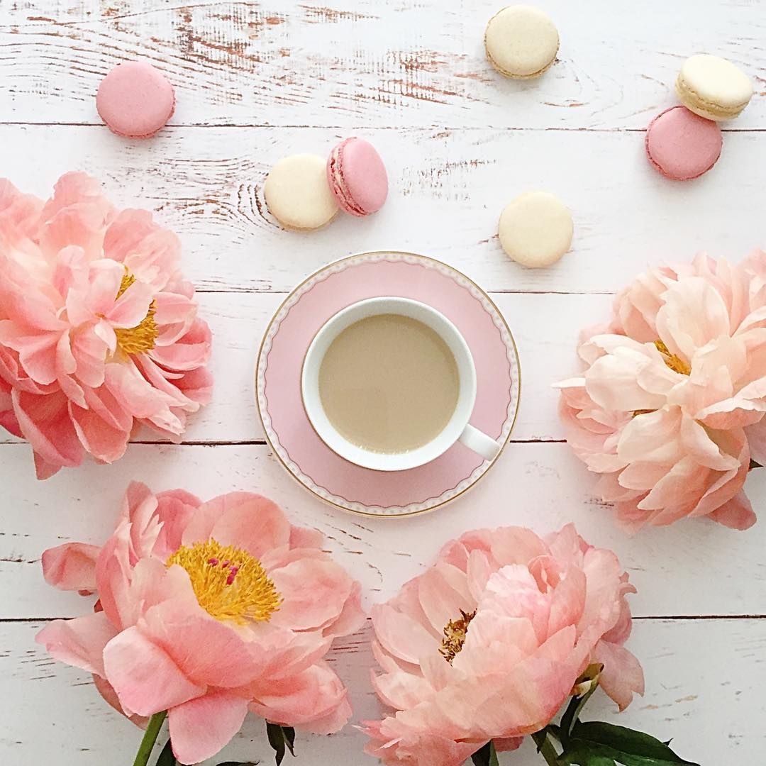 Пионы и чашка кофе