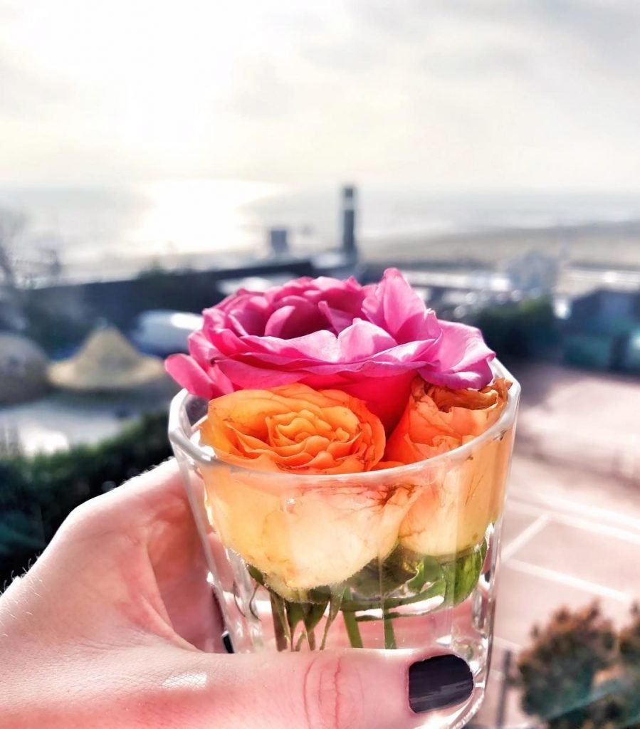 Украшение коктейлей розами