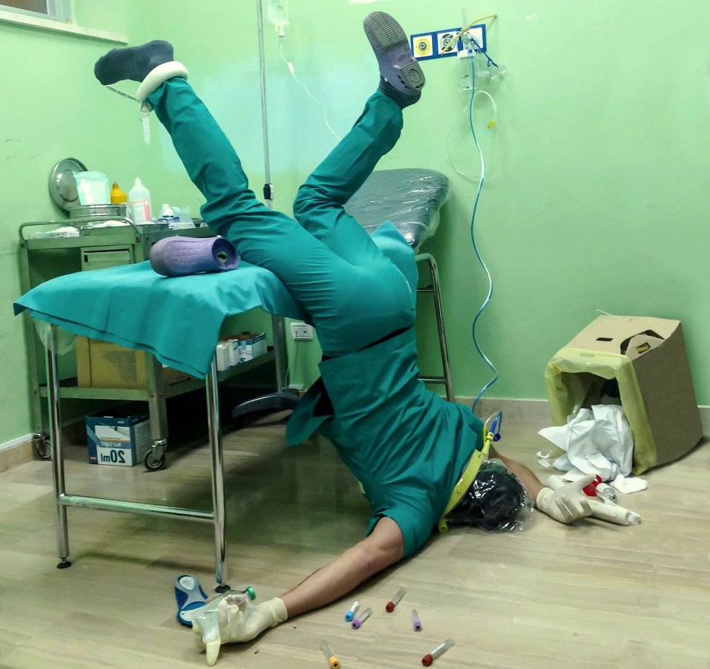 Мужчина болеет Мем