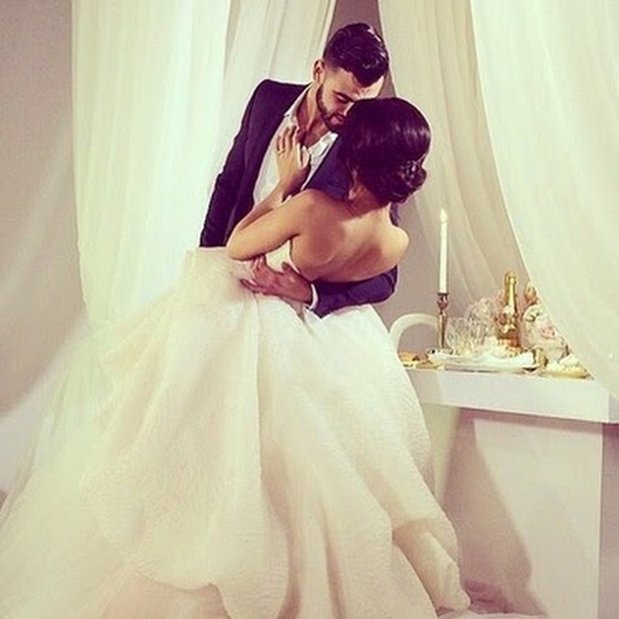 Мужчина ведет девушку за руку