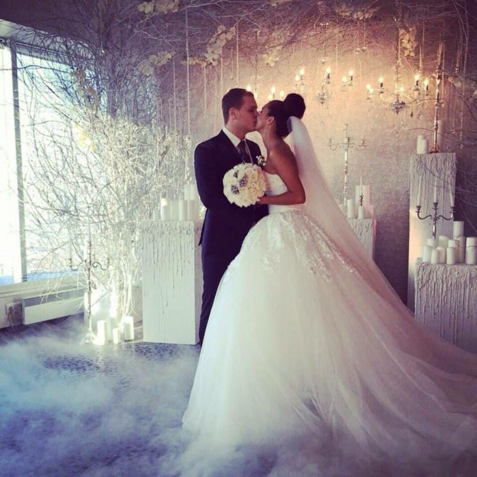 Пара в ЗАГСЕ