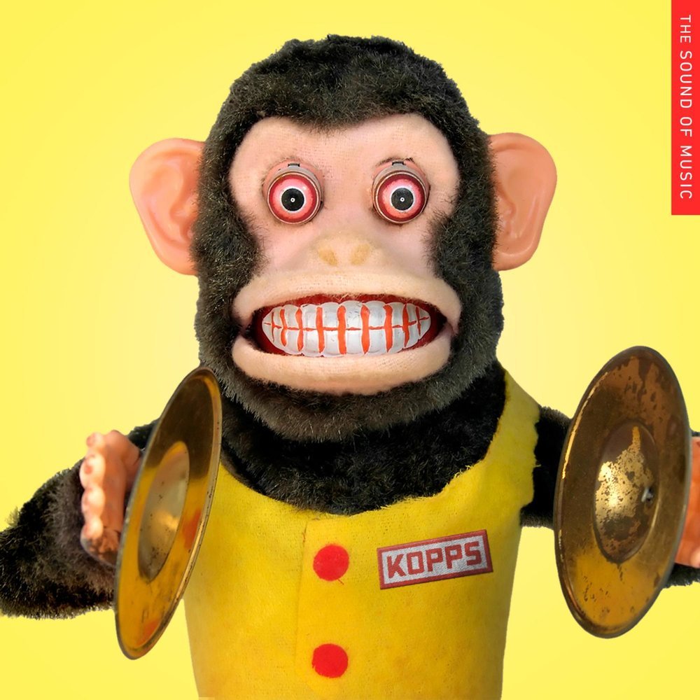 Игрушечная обезьянка с тарелками