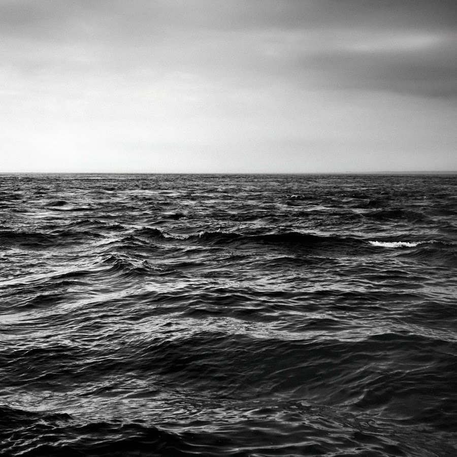 Море черно белое