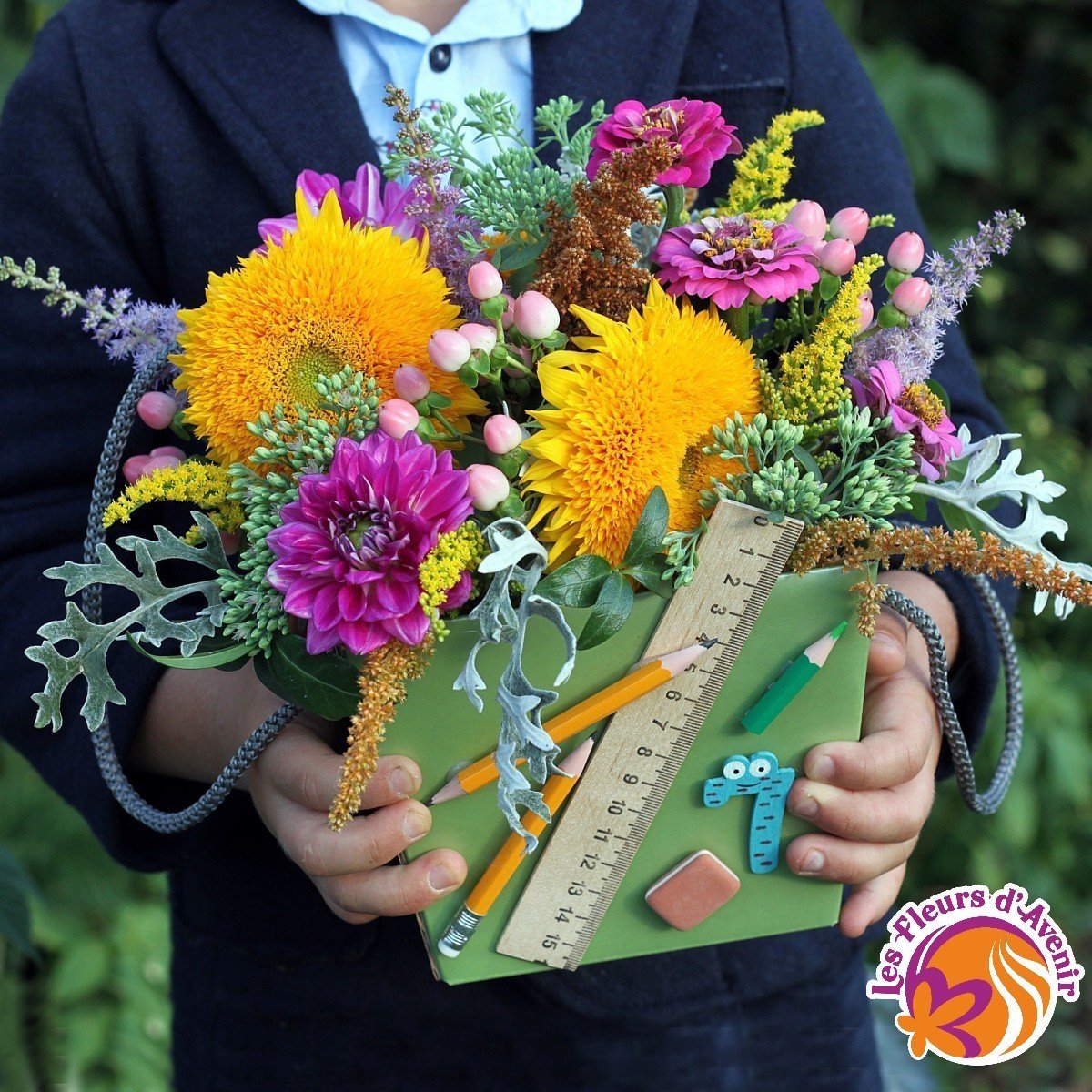 Учителю дарят цветы