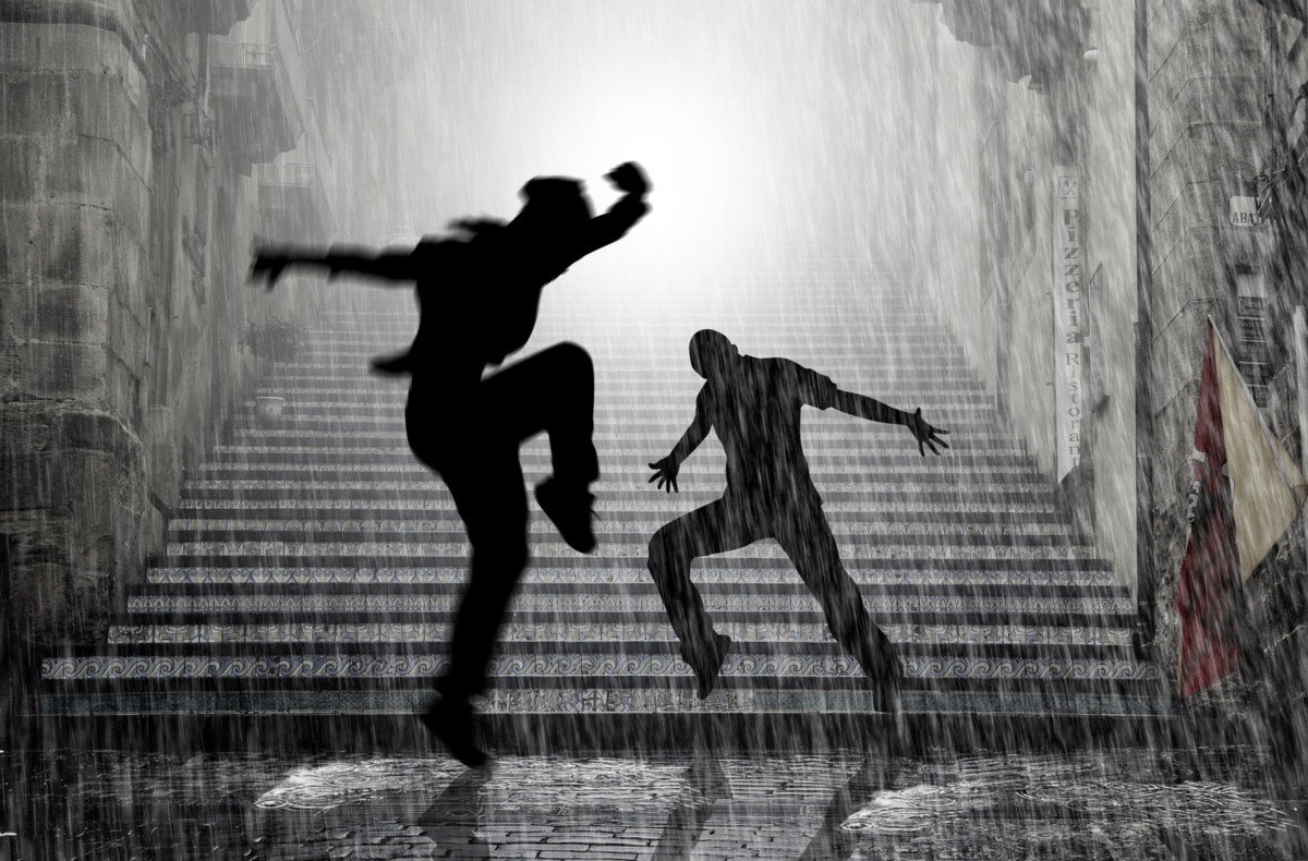 Парень и девушка танцуют