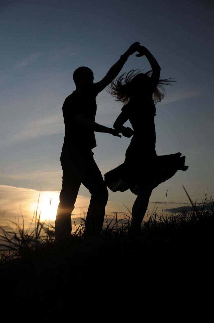 Парень и девушка кружатся