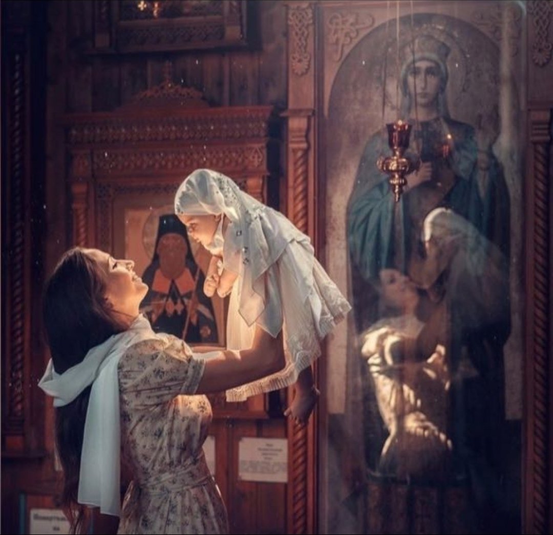 Девушка с ребенком в храме