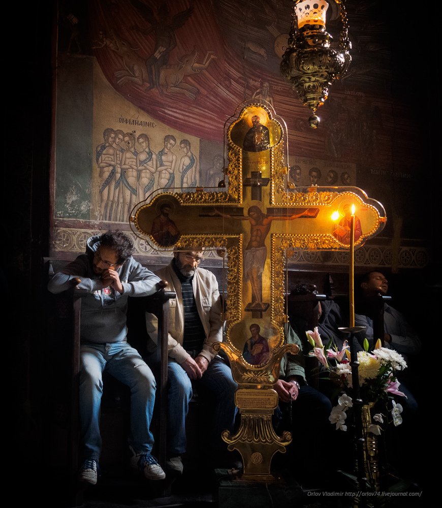 Люди в храме перед крестом