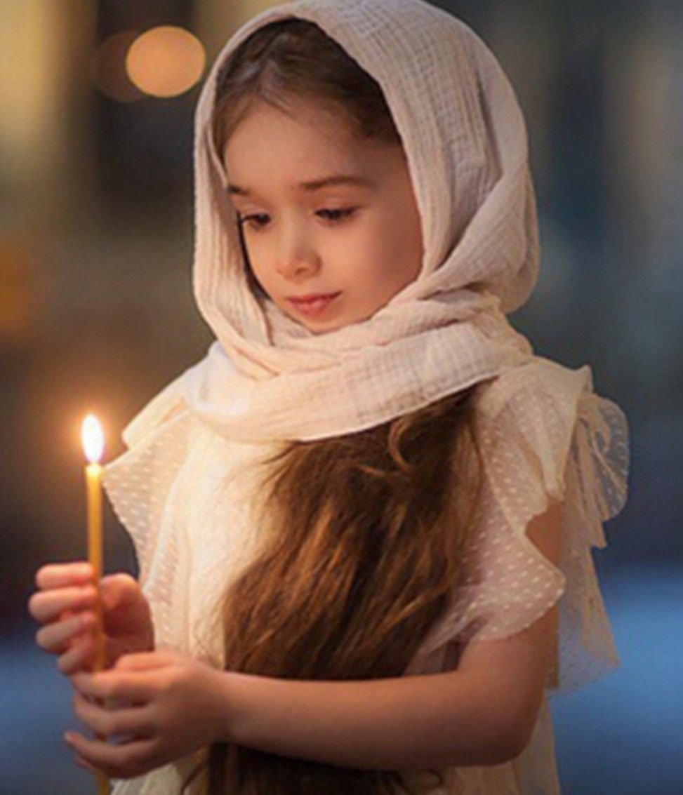 Девочка в платочке молится