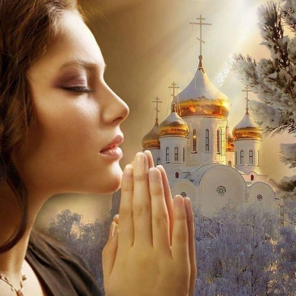 Девушка молится Богу