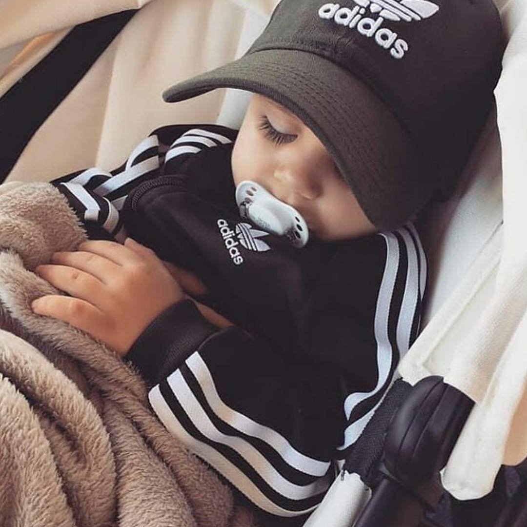 Малыш в адидасе