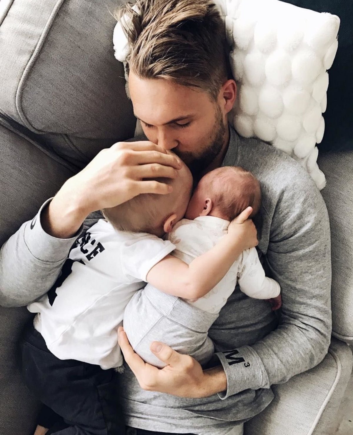 Мужчина с малышом