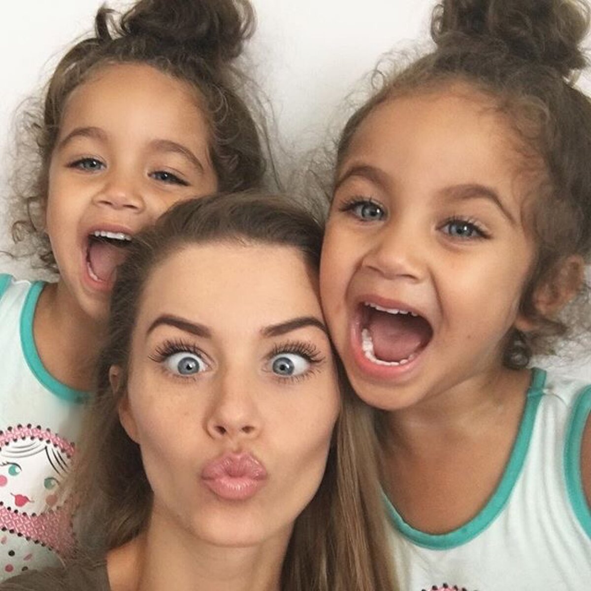 Мама и Дочки близняшки