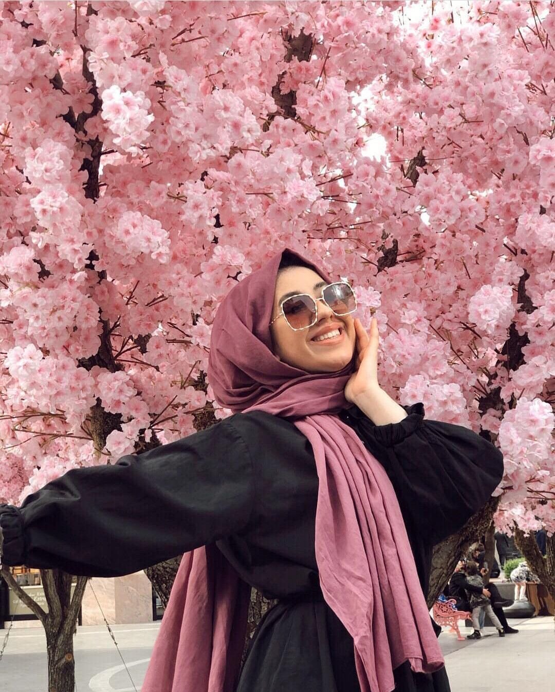 Девушка в хиджабе в очках