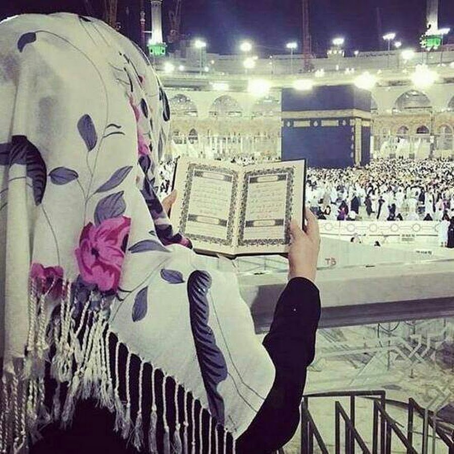 Красивые девушки в хиджабе с надписями