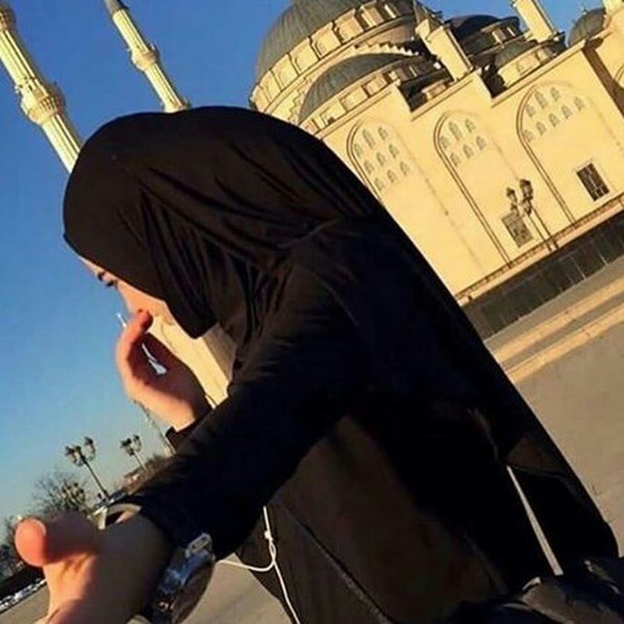 Девушка в хиджабе в мечети