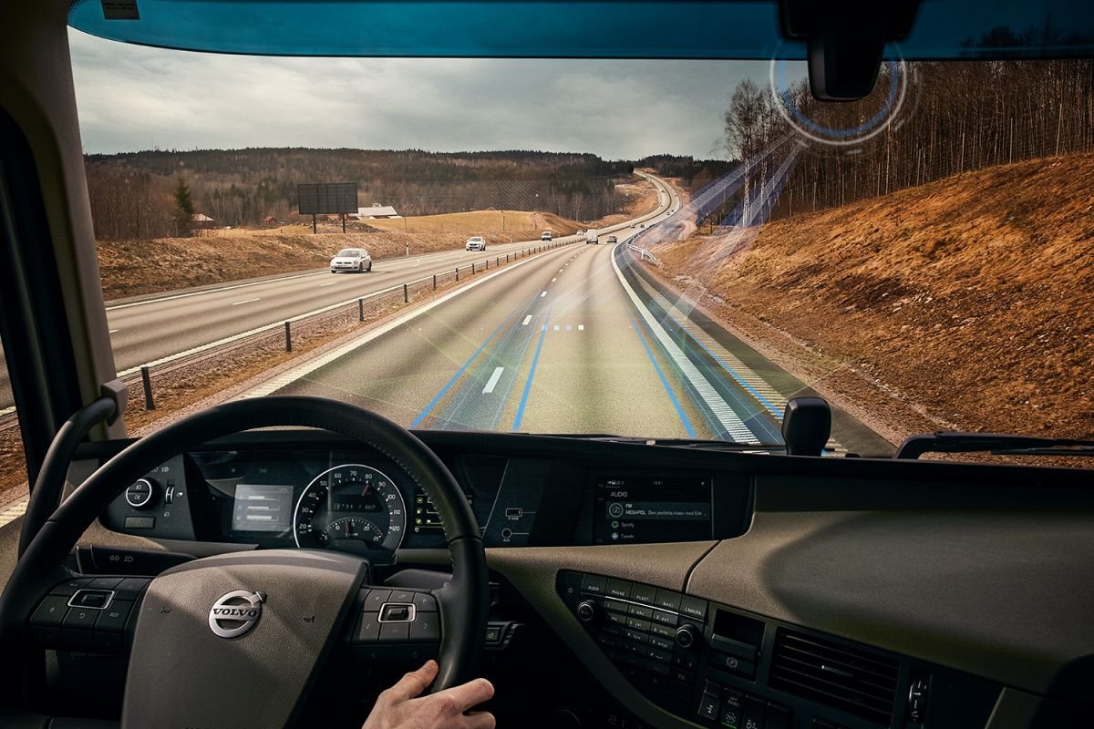 За рулё Вольво грузовик