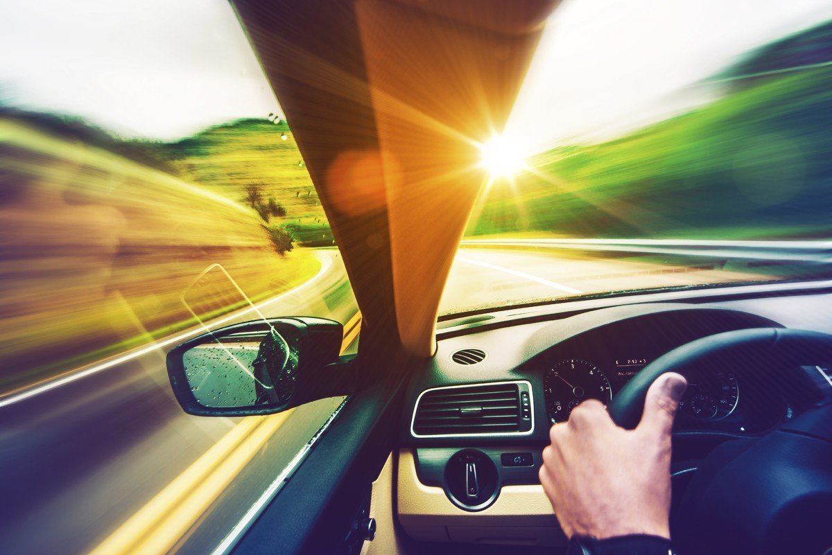 За рулем дорога на машине