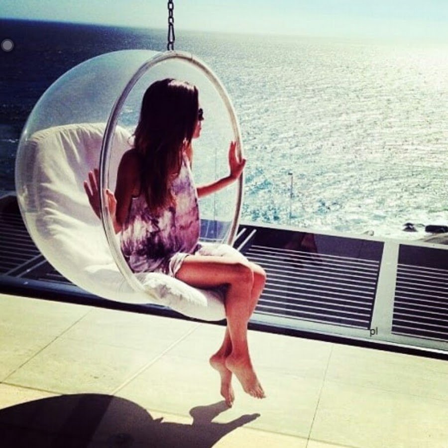 Девушка в ванной со скрабом