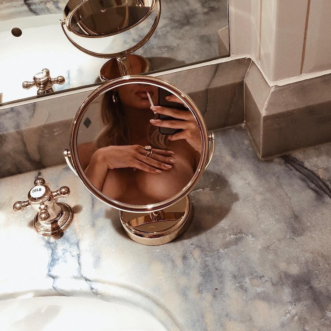 Девушка в зеркале Эстетика