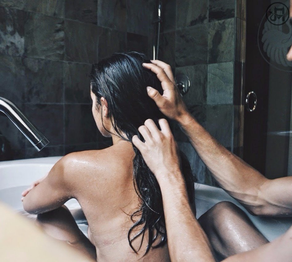 Блондинка в бассейне со спины