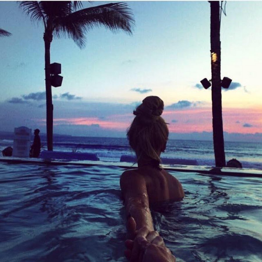 Счастливая девушка с цветами